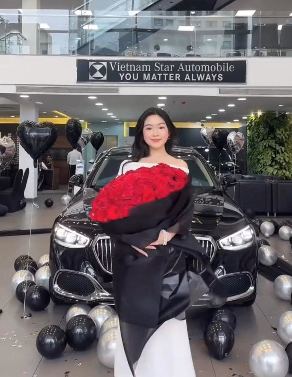 Mới đây, mạng xã hội xôn xao trước thông tin con gái của MC Quyền Linh - bé Lọ Lem - đã "tậu" cho mình một chiếc xe sang có giá trị lên đến hàng tỷ đồng. Theo đó, Lọ Lem đăng tải đoạn video mình cùng với gia đình đến showroom để nhận xe.