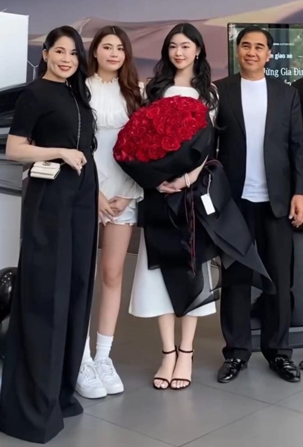 Được biết, chiếc xe mà gia đình Lọ Lem vừa nhận là Maybach S450, giá thị trường vào khoảng hơn 7 tỷ đồng.