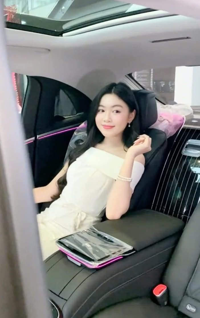 Khoảnh khắc Lọ Lem ngồi thử xe mới cũng viral rần rần trên MXH. Cô nàng khoe trọn vẻ kiều diễm, vibe tiểu thư sang chảnh khi ngồi trên chiếc xe.