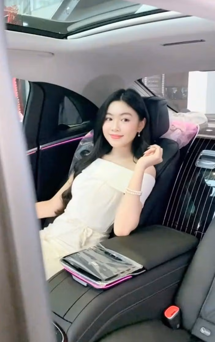 Khoảnh khắc Lọ Lem ngồi thử xe mới cũng viral rần rần trên MXH. Cô nàng khoe trọn vẻ kiều diễm, vibe tiểu thư sang chảnh khi ngồi trên chiếc xe.