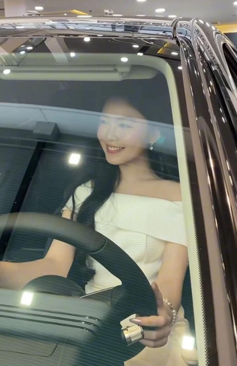 Dưới một bình luận một người hâm mộ bày tỏ xuýt xoa khi Lọ Lem tự mua xe cho mình ở tuổi 19, cô nàng đáp trả: "Dạ, đây là sự cố gắng của Lem và cả nhà ạ. Mỗi chặng đường em đi đều có sự đồng hành, đóng góp và ủng hộ của gia đình, và em luôn trân trọng điều đó". Câu trả lời được nhiều người cho rằng đây là xe của Lọ Lem, một phần được cô nàng tự bỏ và một phần có sự hỗ trợ đến từ gia đình.