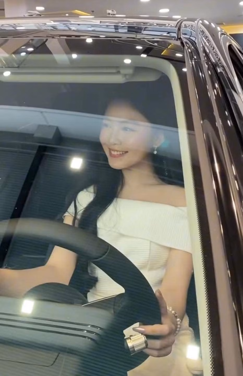 Dưới một bình luận một người hâm mộ bày tỏ xuýt xoa khi Lọ Lem tự mua xe cho mình ở tuổi 19, cô nàng đáp trả: "Dạ, đây là sự cố gắng của Lem và cả nhà ạ. Mỗi chặng đường em đi đều có sự đồng hành, đóng góp và ủng hộ của gia đình, và em luôn trân trọng điều đó". Câu trả lời được nhiều người cho rằng đây là xe của Lọ Lem, một phần được cô nàng tự bỏ và một phần có sự hỗ trợ đến từ gia đình.