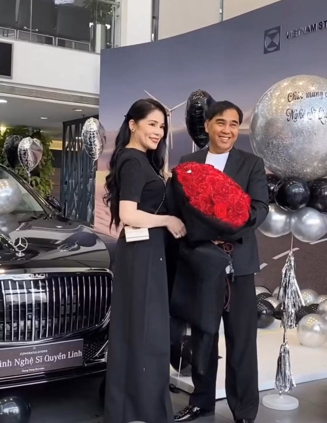 Tuy nhiên, không rõ đây là phần thường của MC Quyền Linh dành cho con gái hay Lọ Lem tự tặng bản thân.