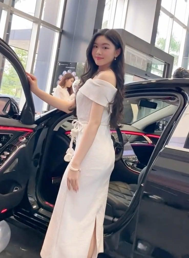 Cặp chị em xinh đẹp cùng diện váy tone trắng, khoe trọn sắc vóc cuốn hút. Lọ Lem và Hạt Dẻ cùng nhau cắt băng "đập hộp" chiếc xe.