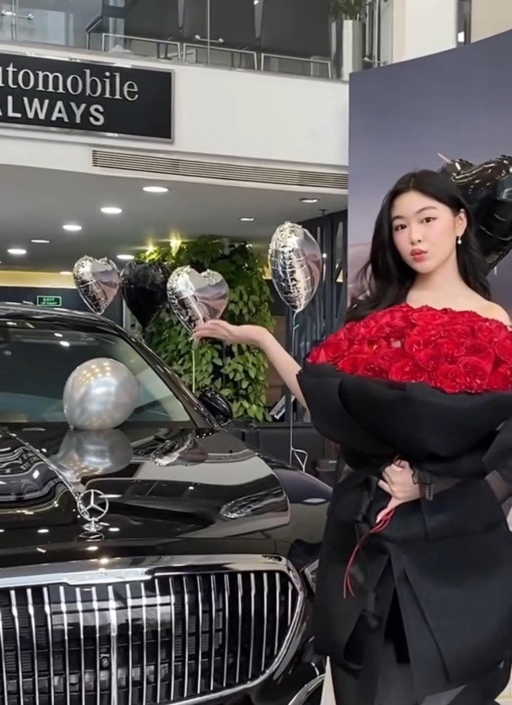 Cả gia đình nam MC cùng diện đồ lịch sự, thanh lịch đến để nhận xe sang, đáng chú ý nhất phải kể đến nhan sắc của hai ái nữ Lọ Lem và Hạt Dẻ.