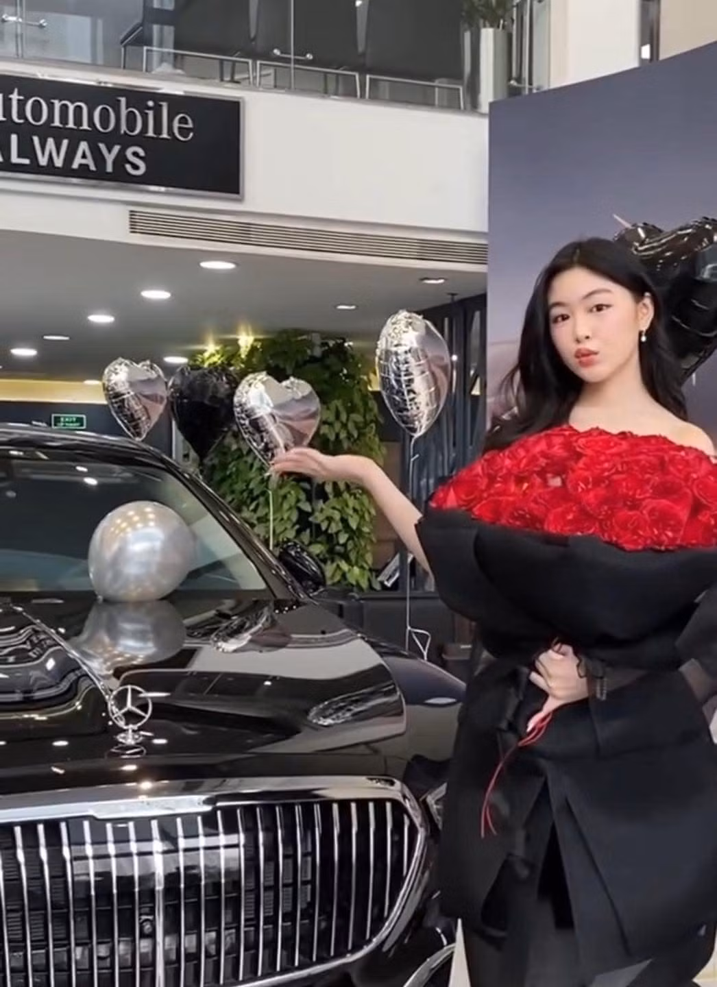 Cả gia đình nam MC cùng diện đồ lịch sự, thanh lịch đến để nhận xe sang, đáng chú ý nhất phải kể đến nhan sắc của hai ái nữ Lọ Lem và Hạt Dẻ.