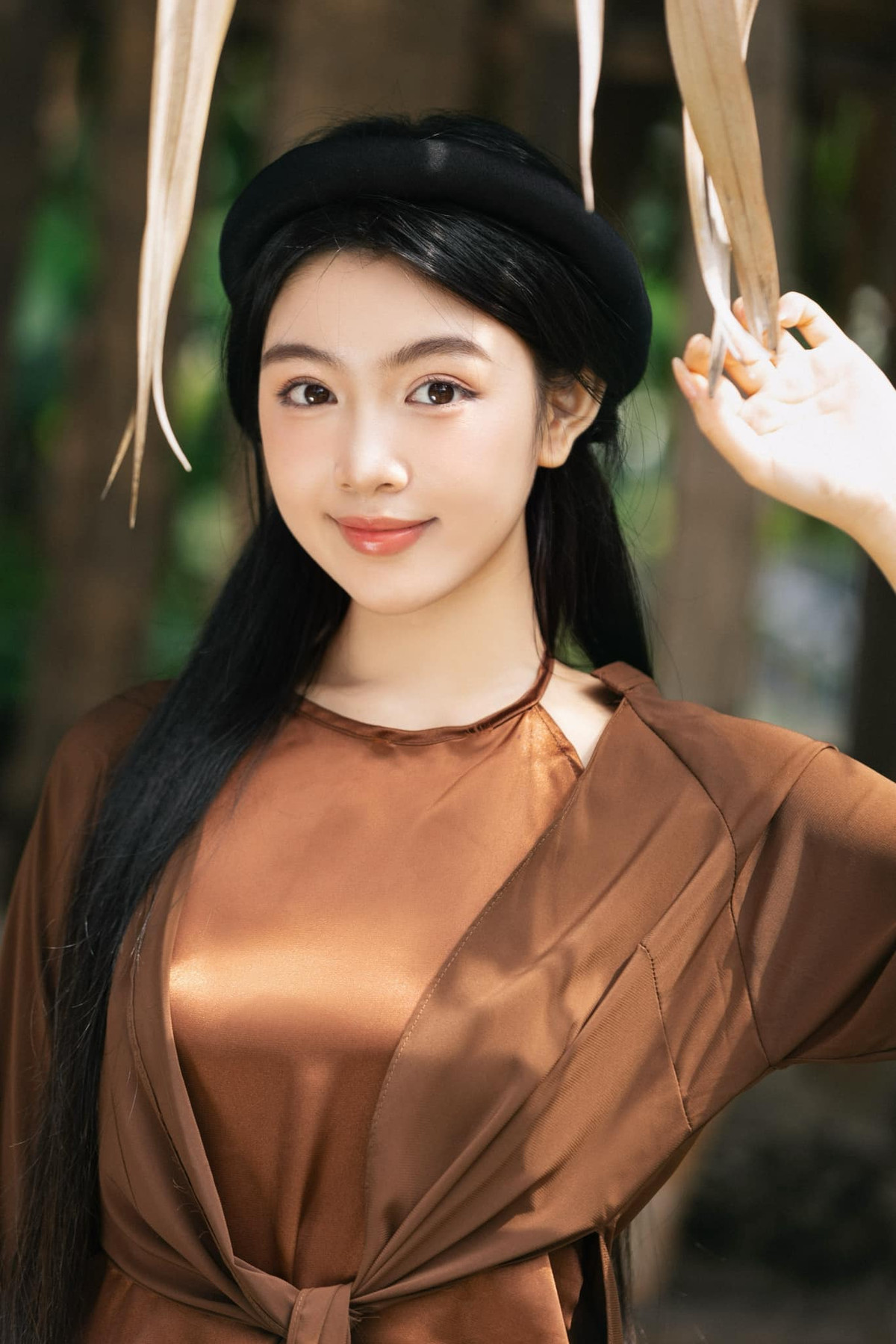 Trước đó, Lọ Lem cũng từng khiến dân tình bàn tán liên tục khi tự mình lái xe Audi đi học. Tuy nhiên, MC Quyền Linh cho hay đó không phải xe riêng của con gái mà là xe của bà xã - doanh nhân Dạ Thảo.