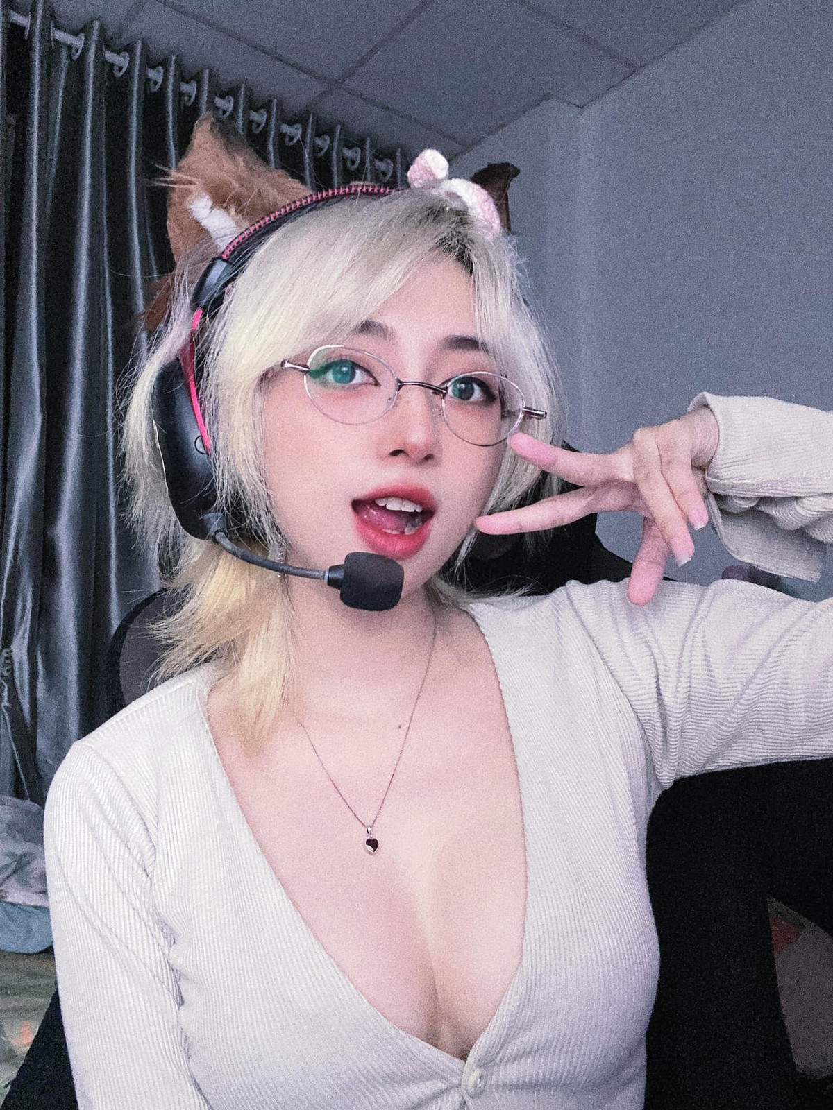 Là trọng tài Esports nên cô cũng là một dân "cày game" thứ thiệt khi chiến được đủ thể loại game trên đời, từ LMHT cho đến các tựa game FPS như Rainbow 6...