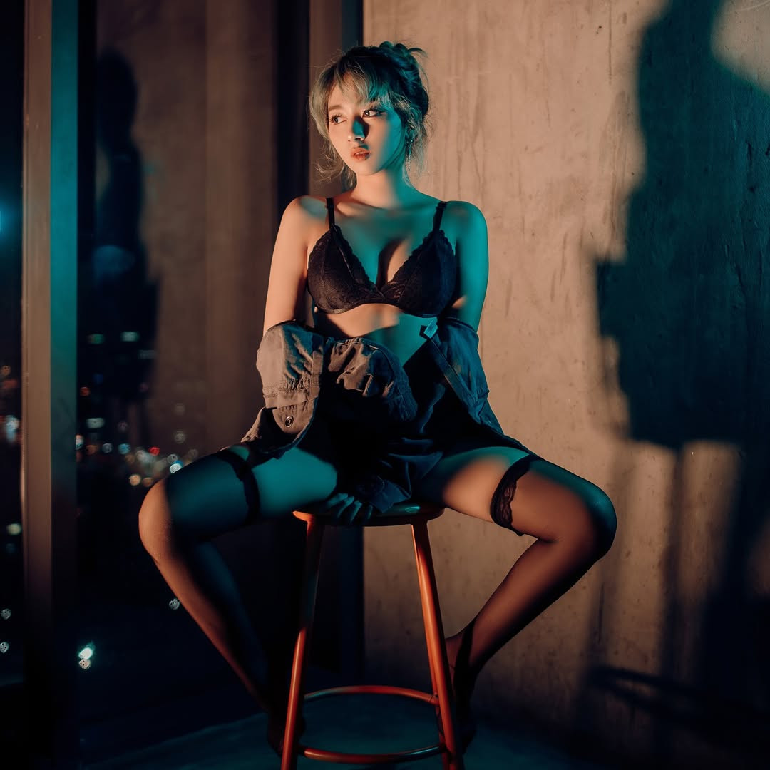 Làn da trắng mịn, vòng eo thon gọn của cô nàng đã khiến cánh mày râu không thể rời mắt.