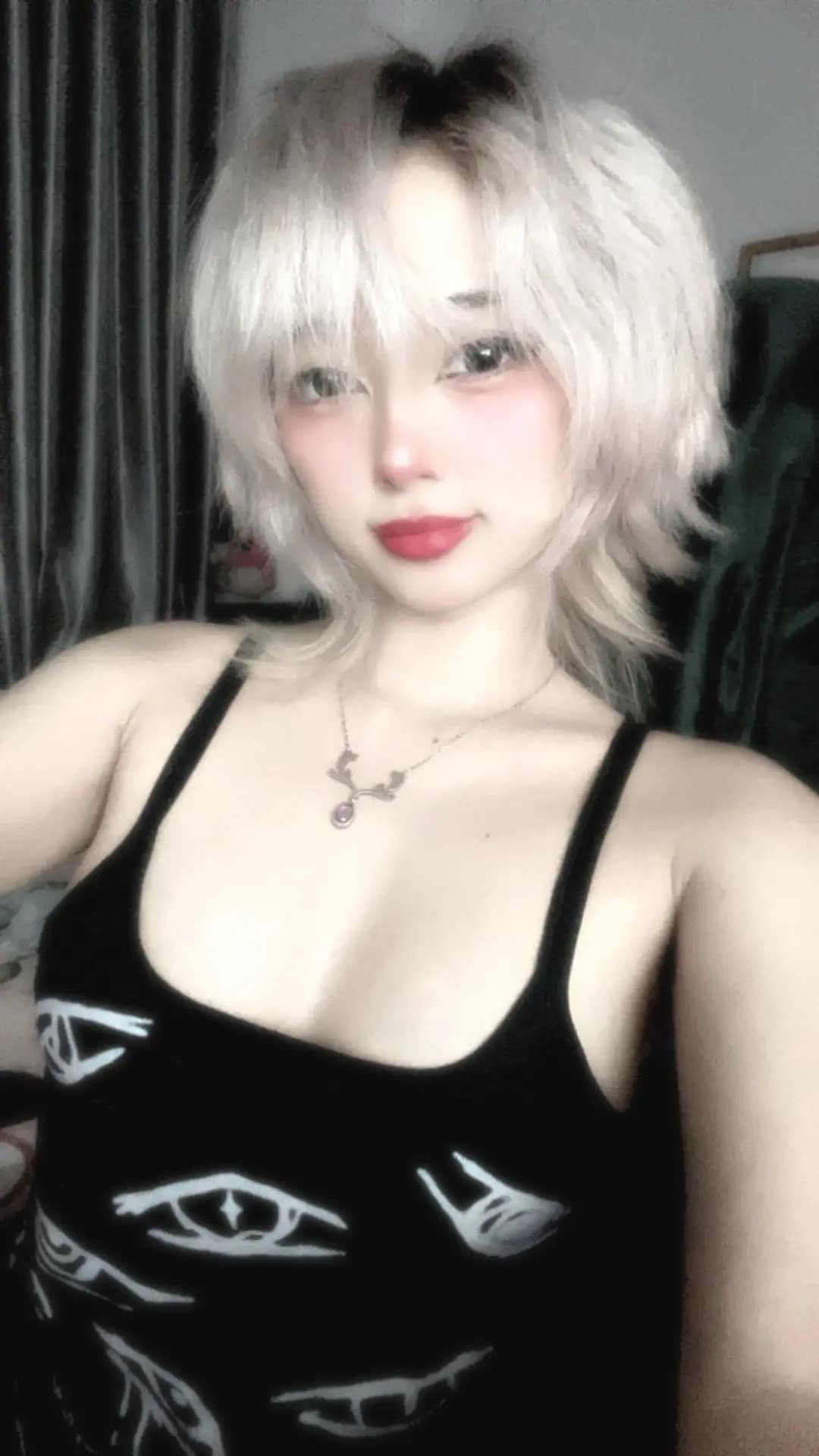 Ngoài ra, cô cũng tham gia nền tảng kinh doanh ảnh trả phí và ở thời điểm hiện tại, Mercury Nguyễn còn làm một streamer thường xuyên trên nền tảng TikTok.