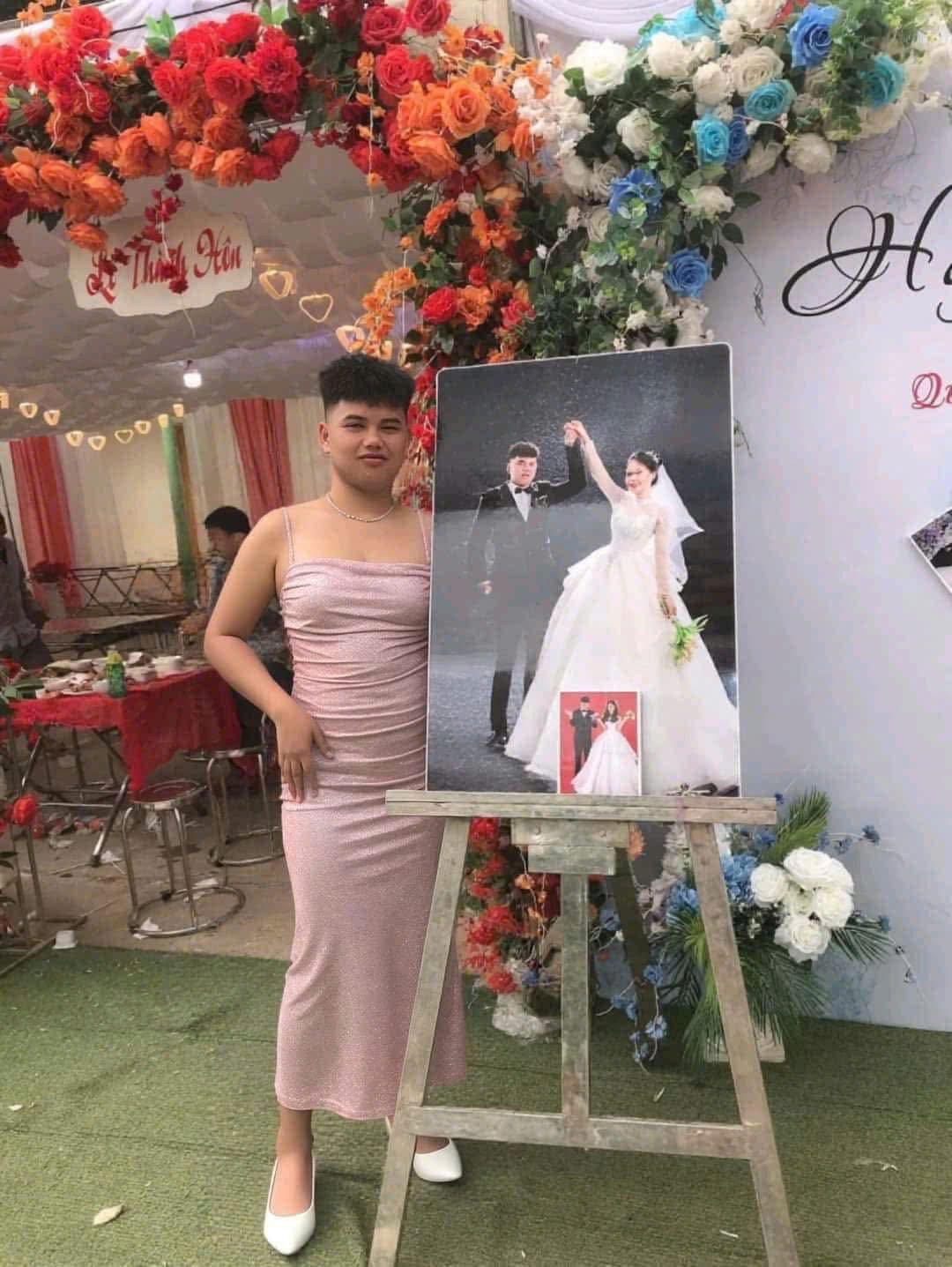 Thực chất, chiếc váy này được tạo nên từ một ứng dụng chỉnh ảnh. Người dùng chỉ với một cú chạm màn hình đã có thể thay đồ ngay tức khắc.