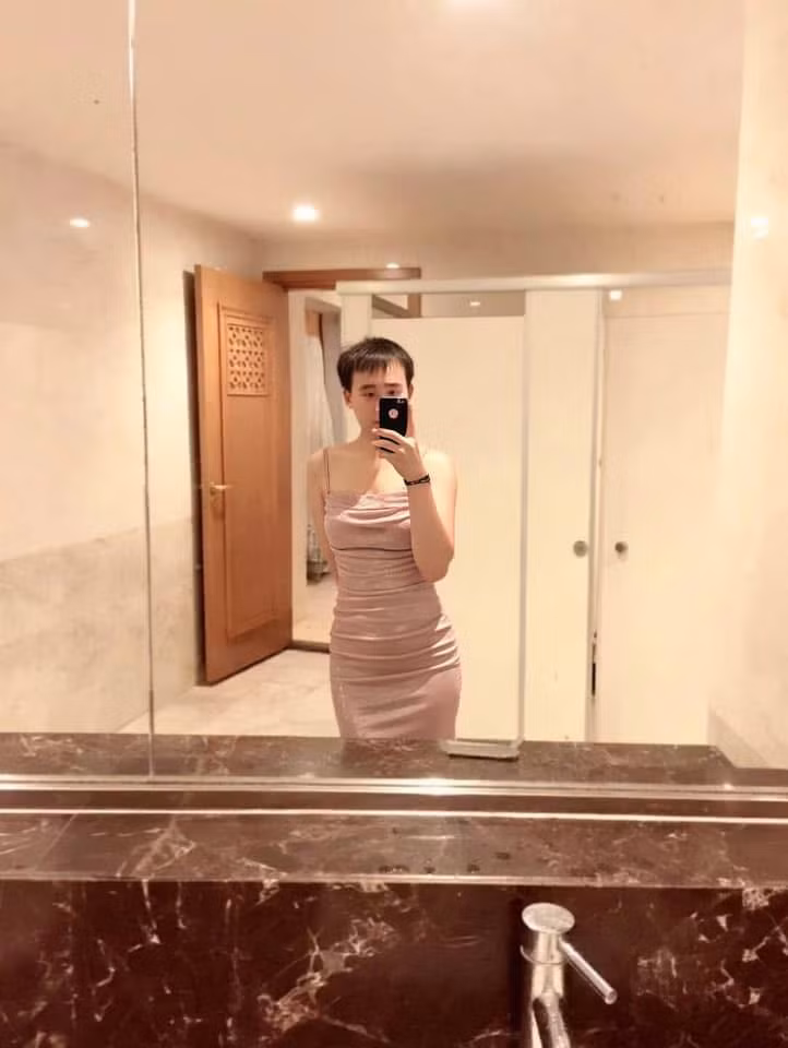 Mới đây, mạng xã hội rầm rộ một thiết kế váy hai dây được người người nhà nhà diện, khiến nhiều người vẫn ngơ ngác không hiểu chuyện gì đang xảy ra.