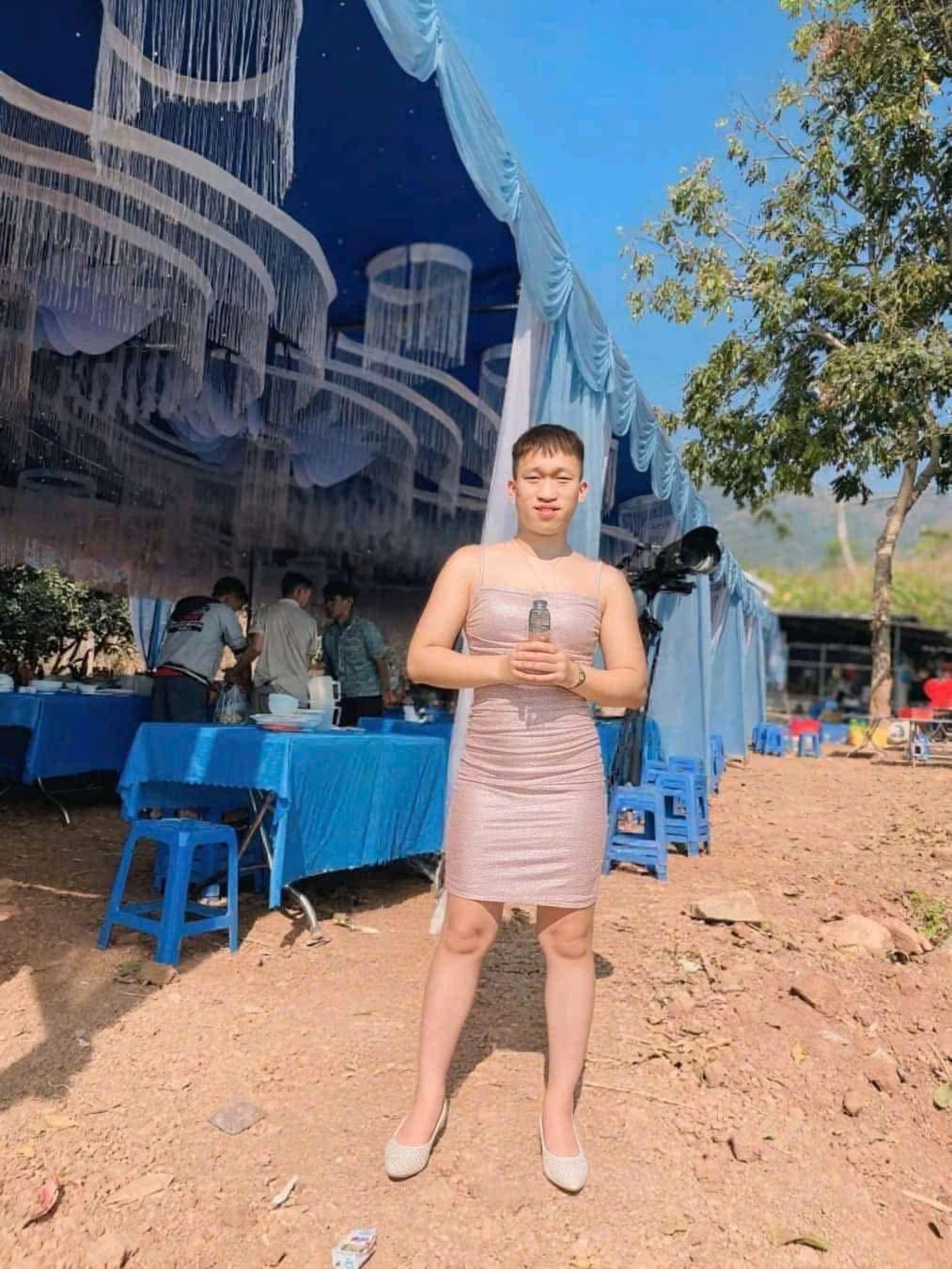 Điều đặc biệt là không chỉ các chị em, mà các anh em "vai u thịt bắp" cũng đu trend diện chiếc váy này.