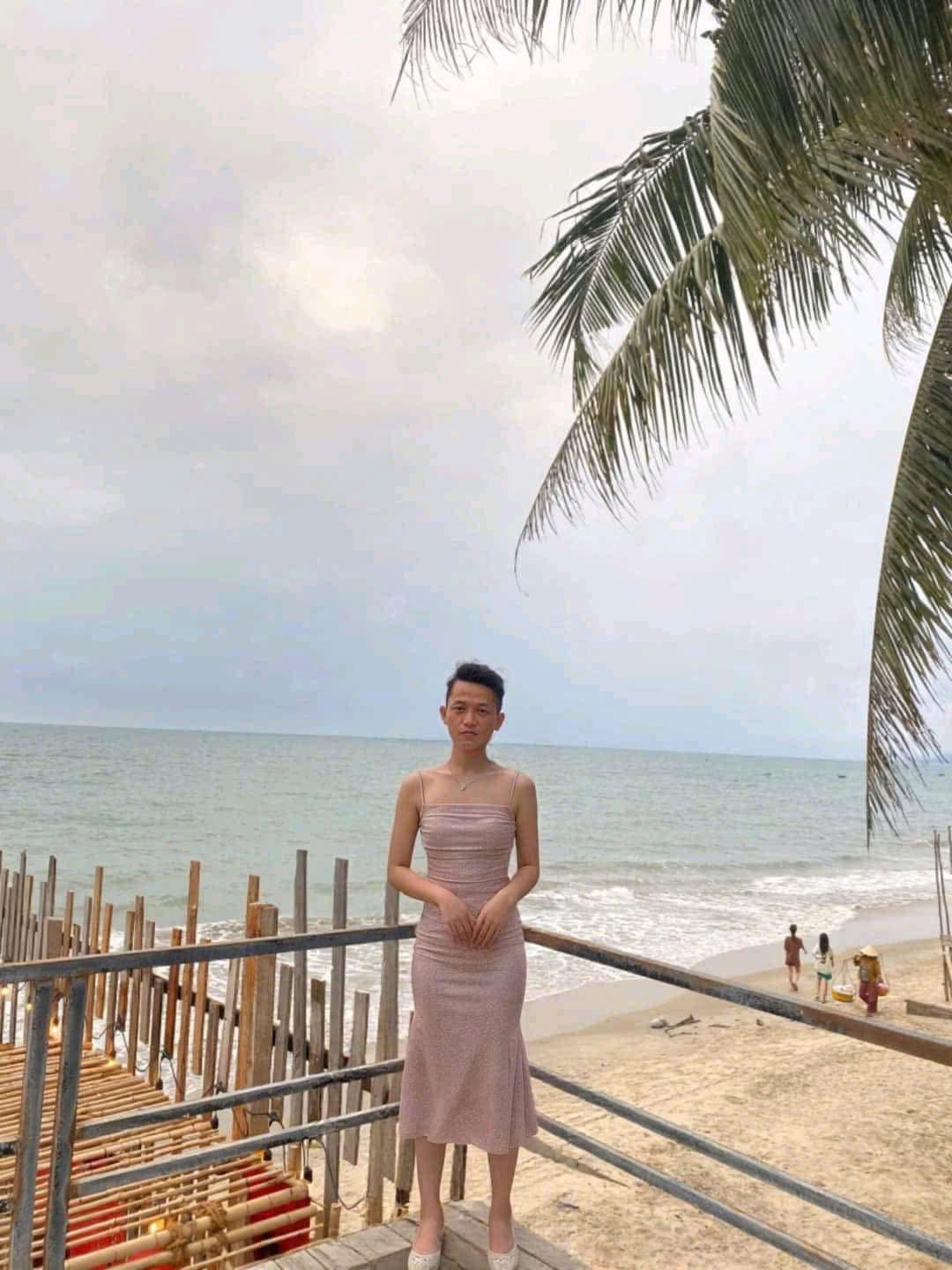 Trước nay không ít các phần mềm có thể thay đồ, thế nhưng ứng dụng này lại hoàn toàn miễn phí, đồng thời việc thay đồ vô cùng thông minh, không làm mất đi các chi tiết ảnh xung quanh cũng như ảnh hưởng đến bộ đồ hiện tại. Đó cũng là lý do khiến nhiều người tò mò thử dùng tính năng này trên app.