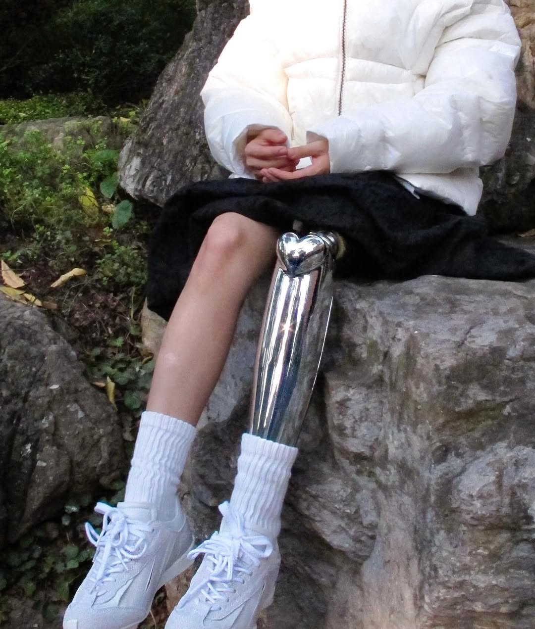 Mặc dù mang khiếm khuyết trên cơ thể, thế nhưng cô nàng không lấy đó làm mặc cảm, tự ti mà đã biến nó thành một vũ khí đặc biệt của bản thân, chinh phục thế giới thời trang theo các mới lạ đầy màu sắc.