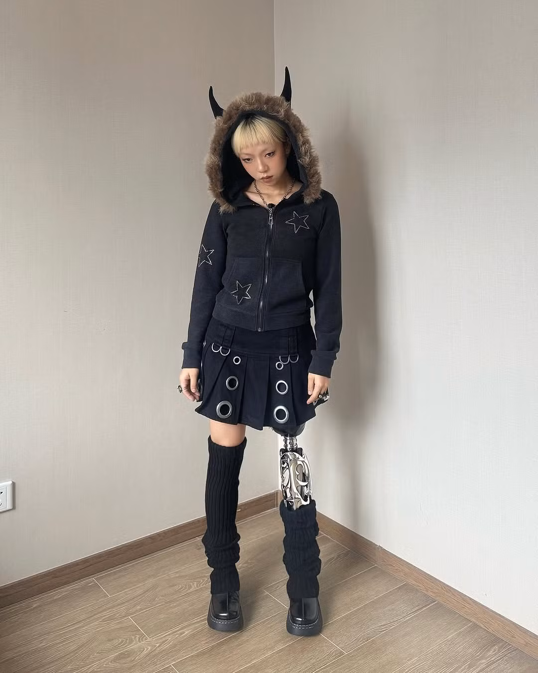 Trong suốt 20 năm qua, chiếc chân giả đã trở thành một phần không thể thiếu trong cuộc sống của Xiao Yang. Ban đầu, cô cảm thấy tự ti và mặc cảm về khuyết điểm của mình. Tuy nhiên, với sự động viên của gia đình và bạn bè, Xiao Yang đã dần vượt qua những mặc cảm đó và bắt đầu sống một cuộc sống trọn vẹn.