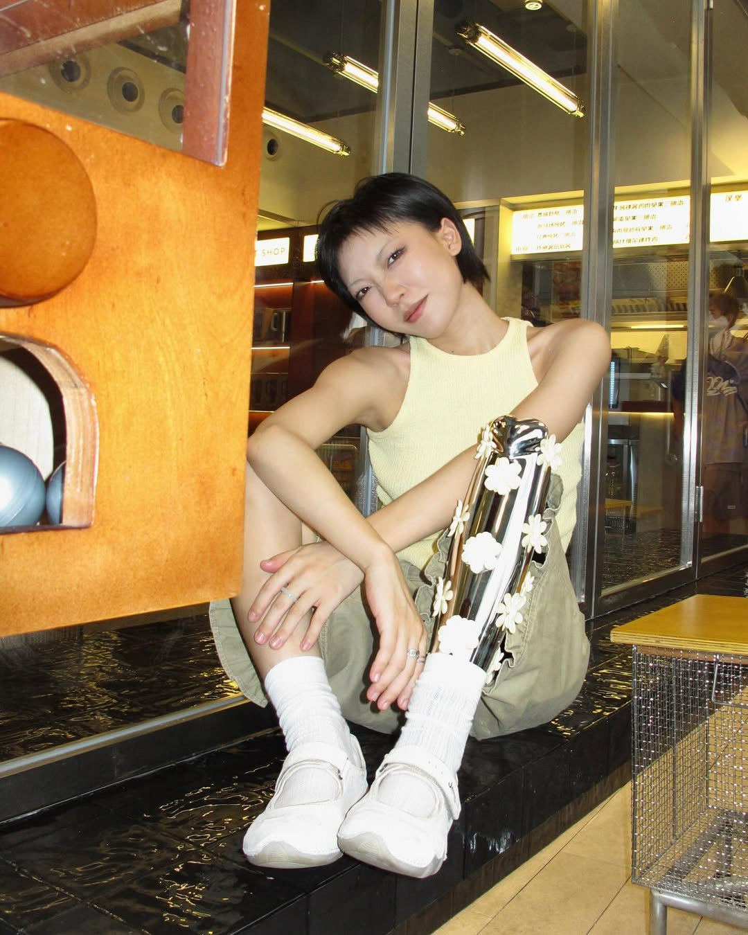 Cô đã chứng minh rằng, khuyết tật không phải là rào cản để thành công. Với sự tự tin, nghị lực và một chút sáng tạo, chúng ta có thể vượt qua mọi khó khăn và sống một cuộc sống ý nghĩa.