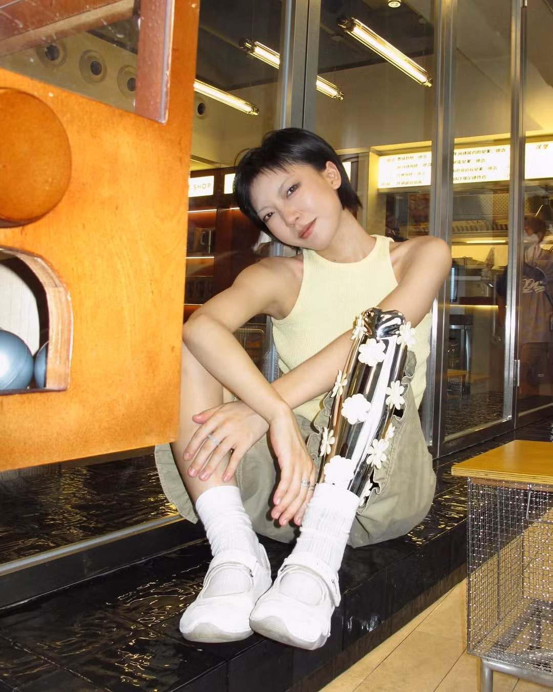 Cô đã chứng minh rằng, khuyết tật không phải là rào cản để thành công. Với sự tự tin, nghị lực và một chút sáng tạo, chúng ta có thể vượt qua mọi khó khăn và sống một cuộc sống ý nghĩa.