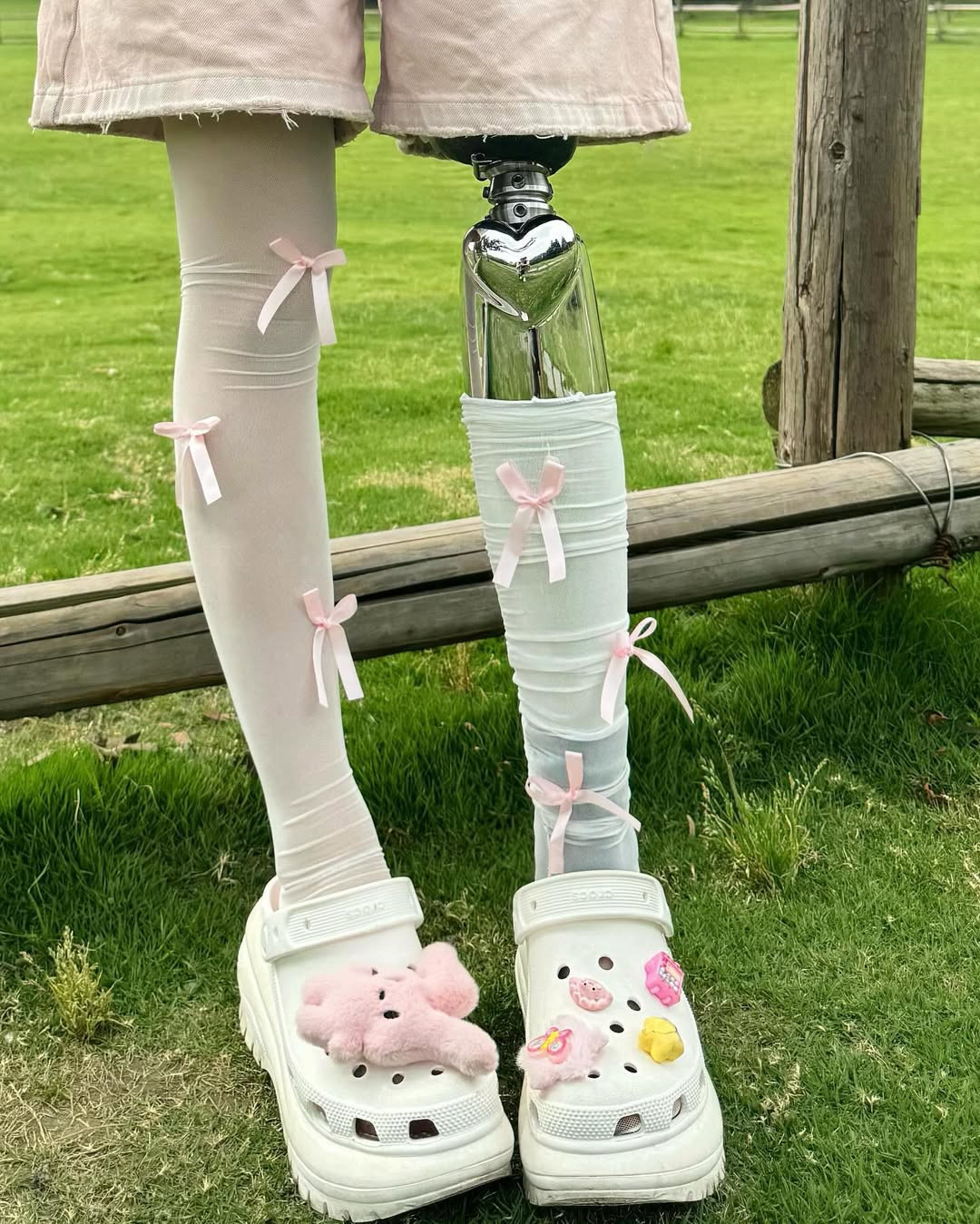 Với sự tham gia trực tiếp của Xiao Yang trong công đoạn lên ý tưởng, nhiều “tác phẩm” chân giả lung linh đã được hiện thực hoá. Trong đó, có thể kể đến thiết kế có đầu gối hình trái tim, “nở hoa” dọc bắp chân hay cảm hứng từ những dây leo biểu tượng cho sức sống mạnh mẽ.