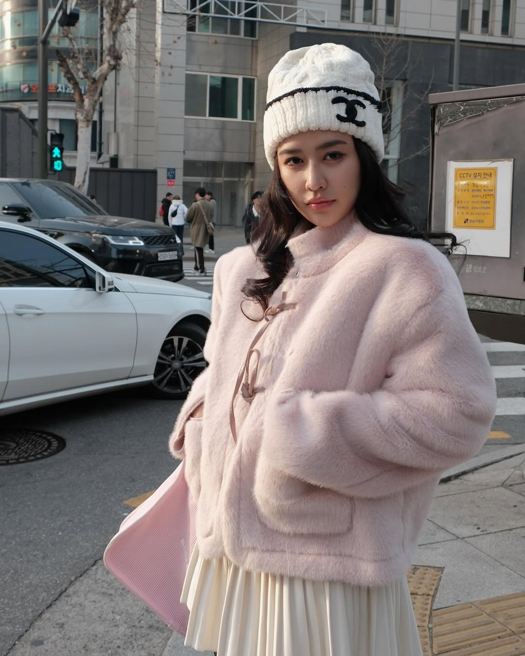 Mặc dù cả hai chưa từng lên tiếng chính thức, song netizen vẫn liên tục ghép đôi bởi cả hai thường có những hành động thân thiết khi xuất hiện chung với nhau.