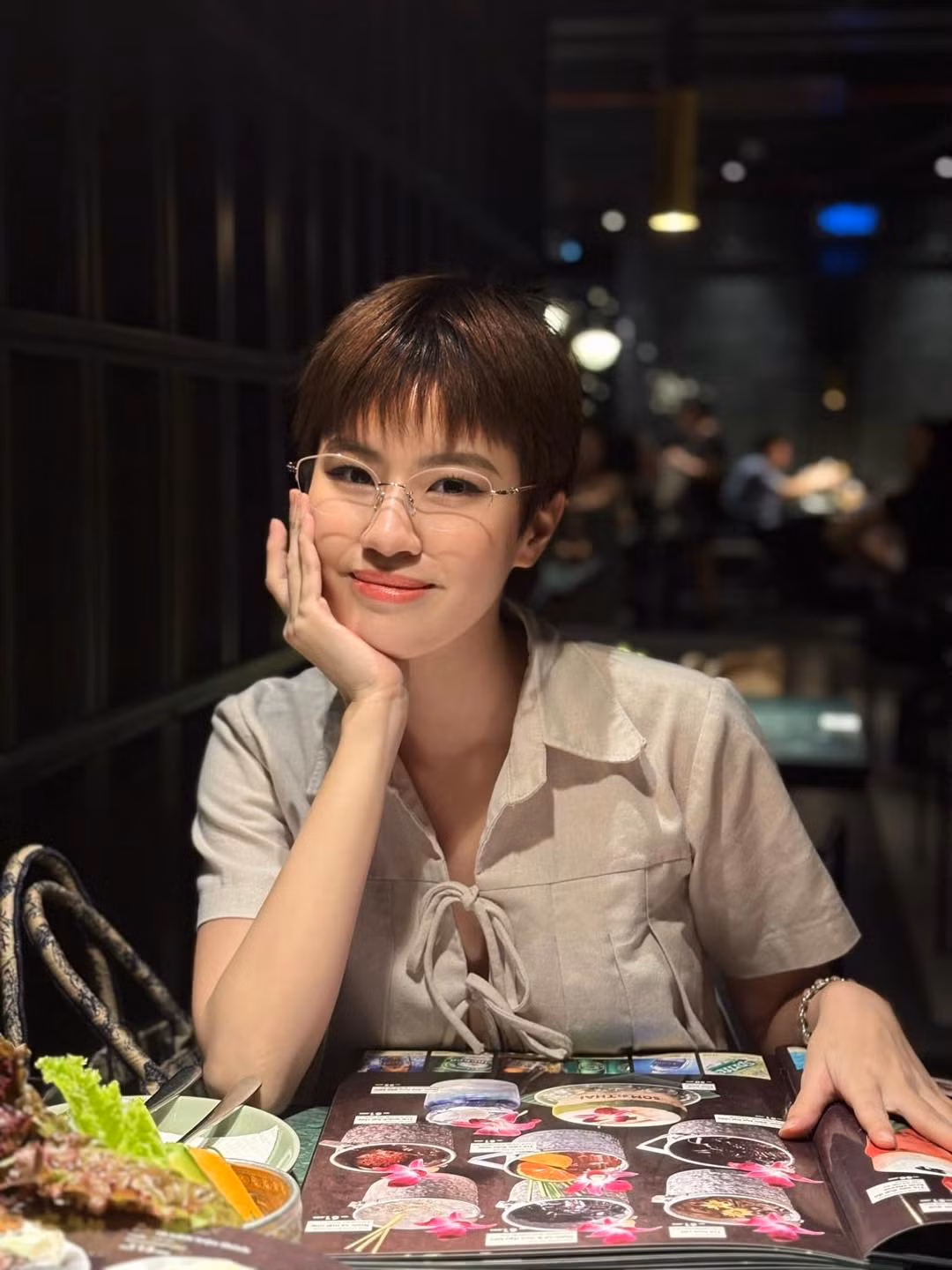 Nhiều người cũng quan tâm đến sự thay đổi khác của cô nàng rapper, nhiều người cho rằng trong một số khoảnh khắc, vòng 1 của cô nàng trông khá "bất thường" nên có thể Pháo đã "dao kéo" vòng 1 để có được ngoại hình như hiện tại.