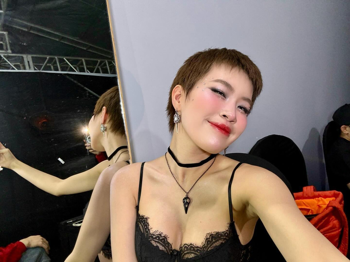 Trong hình ảnh được đăng tải sau đó, Pháo được khen ngợi với diện mạo mới cùng chiếc mũi cao, thon gọn.