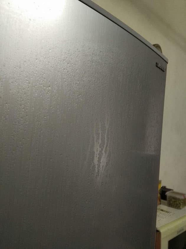 Bề mặt tủ lạnh cũng có thể đọng nước lại.