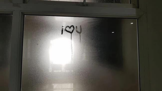 Khi bị nồm, nhà cửa từ trần, tường nhà đến sàn nhà luôn trong tình trạng ẩm ướt dẫn đến nấm mốc, các đồ nội thất đặc biệt là đồ làm từ gỗ mau chóng hư hỏng, không khí và việc sinh hoạt của gia đình trở nên bức bí.