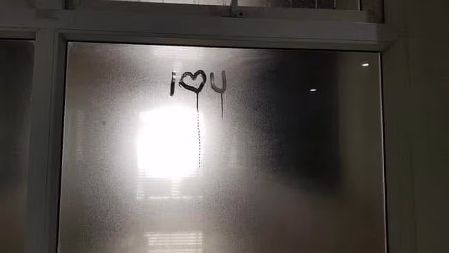 Khi bị nồm, nhà cửa từ trần, tường nhà đến sàn nhà luôn trong tình trạng ẩm ướt dẫn đến nấm mốc, các đồ nội thất đặc biệt là đồ làm từ gỗ mau chóng hư hỏng, không khí và việc sinh hoạt của gia đình trở nên bức bí.