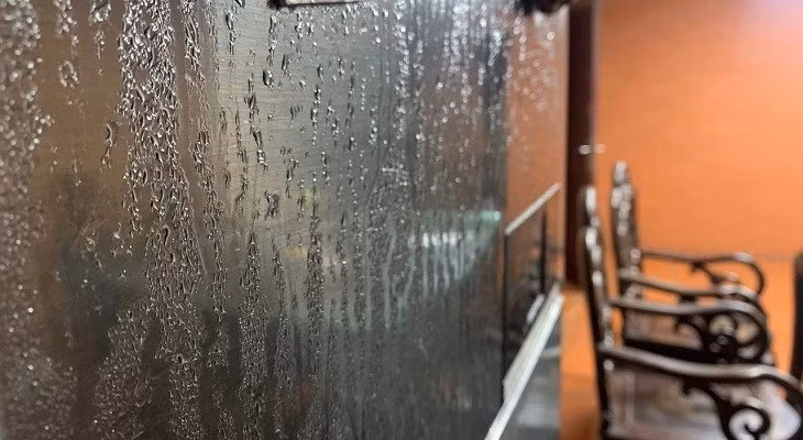 Ở Hà Nội, khi ở trên những nhà cao tầng, sử dụng sàn gỗ thì có thể hạn chế phần nào tình trạng ẩm ướt, tuy nhiên những ngôi nhà mặt đất thì không tránh khỏi tình trạng nhà lau mãi cũng không khô.