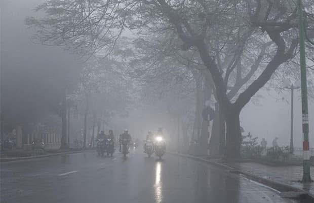 Sáng ra đường mặc áo ấm, thế nhưng để đến trưa lại nóng bức. Sương ẩm giăng kín mặc áo mưa thì trông khá luộm thuộm, mà không mặc thì làn sương cũng đủ làm ướt áo.