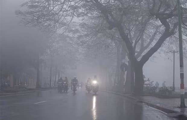 Sáng ra đường mặc áo ấm, thế nhưng để đến trưa lại nóng bức. Sương ẩm giăng kín mặc áo mưa thì trông khá luộm thuộm, mà không mặc thì làn sương cũng đủ làm ướt áo.