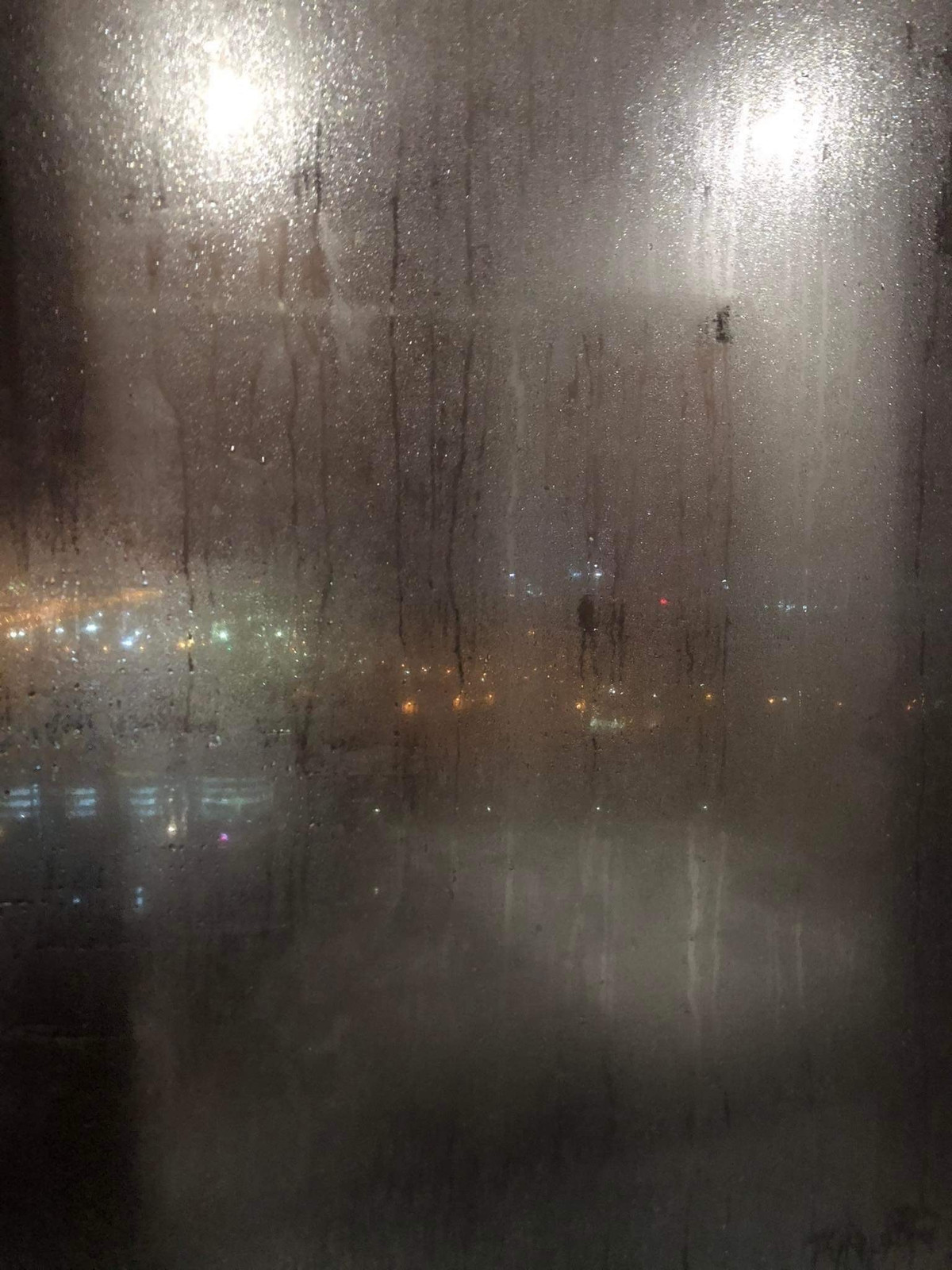 Trên mạng xã hội, nhiều người ngán ngẩm chia sẻ những hình ảnh ẩm ướt kèm dòng trạng thái: "Nó đang tới". Nó ở đây chẳng phải gì xa lạ mà chính là kiểu thời tiết lạnh ẩm khiến nhiều người khó chịu.