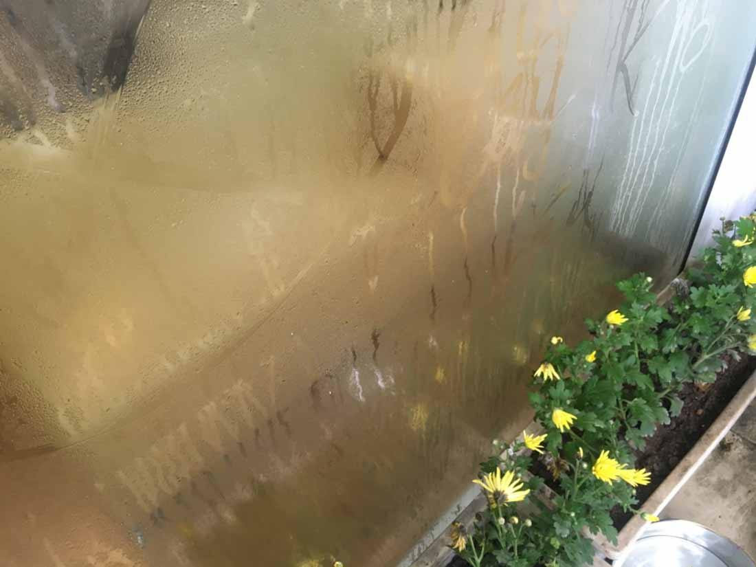 Nồm ẩm xảy ra khi độ ẩm trong không khí tăng cao, từ đó dẫn đến sự ẩm ướt và nấm mốc trên bề mặt sàn và tường nhà.