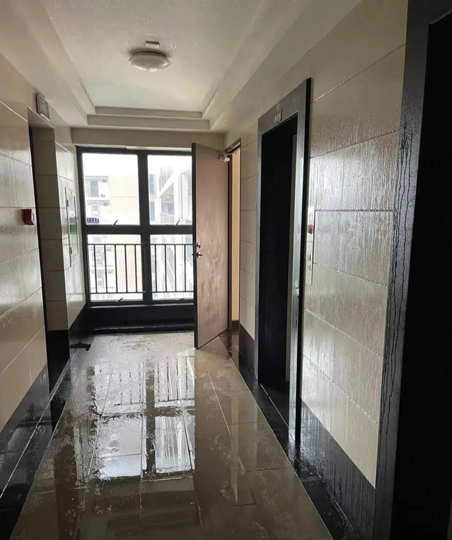 Nhiều người không ngừng "than ngắn thở dài": "Có thể lạnh thôi đừng nồm được không", "nghĩ thôi đã thấy ớn rồi", "èo cái thời tiết mà không ai làm gì cũng cảm thấy khó chịu".