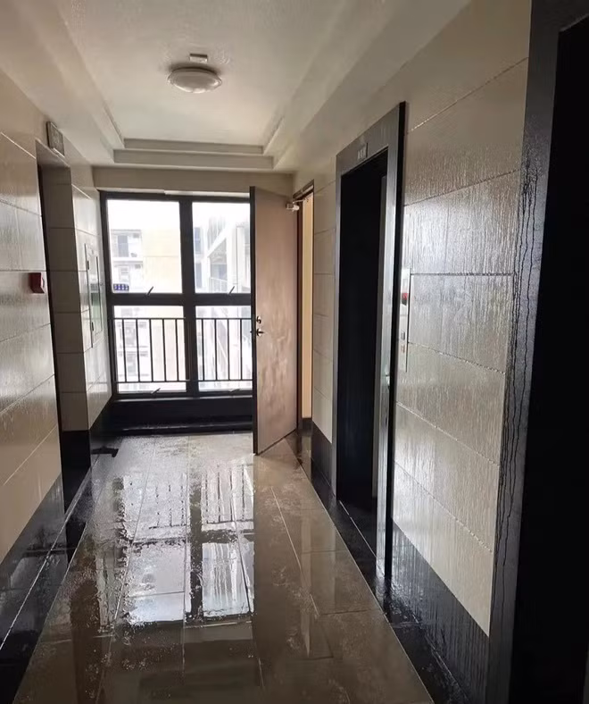 Nhiều người không ngừng "than ngắn thở dài": "Có thể lạnh thôi đừng nồm được không", "nghĩ thôi đã thấy ớn rồi", "èo cái thời tiết mà không ai làm gì cũng cảm thấy khó chịu".