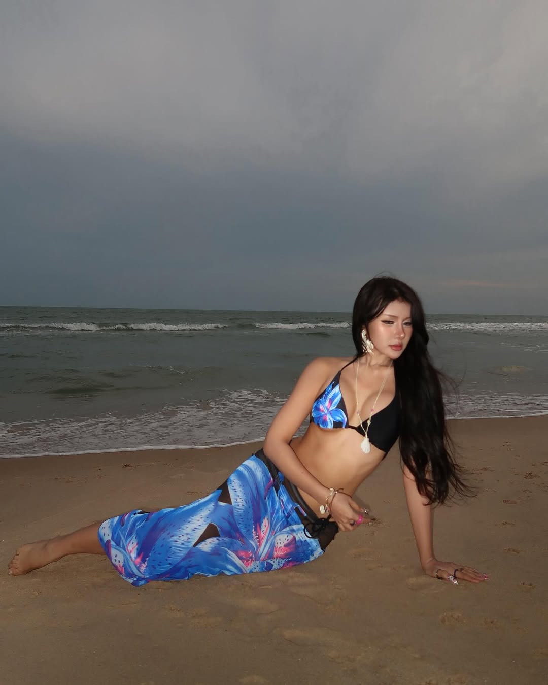 Vẫn trung thành với lối trang điểm đậm mang phong cách phương Tây, Xuân Ca mang vẻ đẹp phóng khoáng.