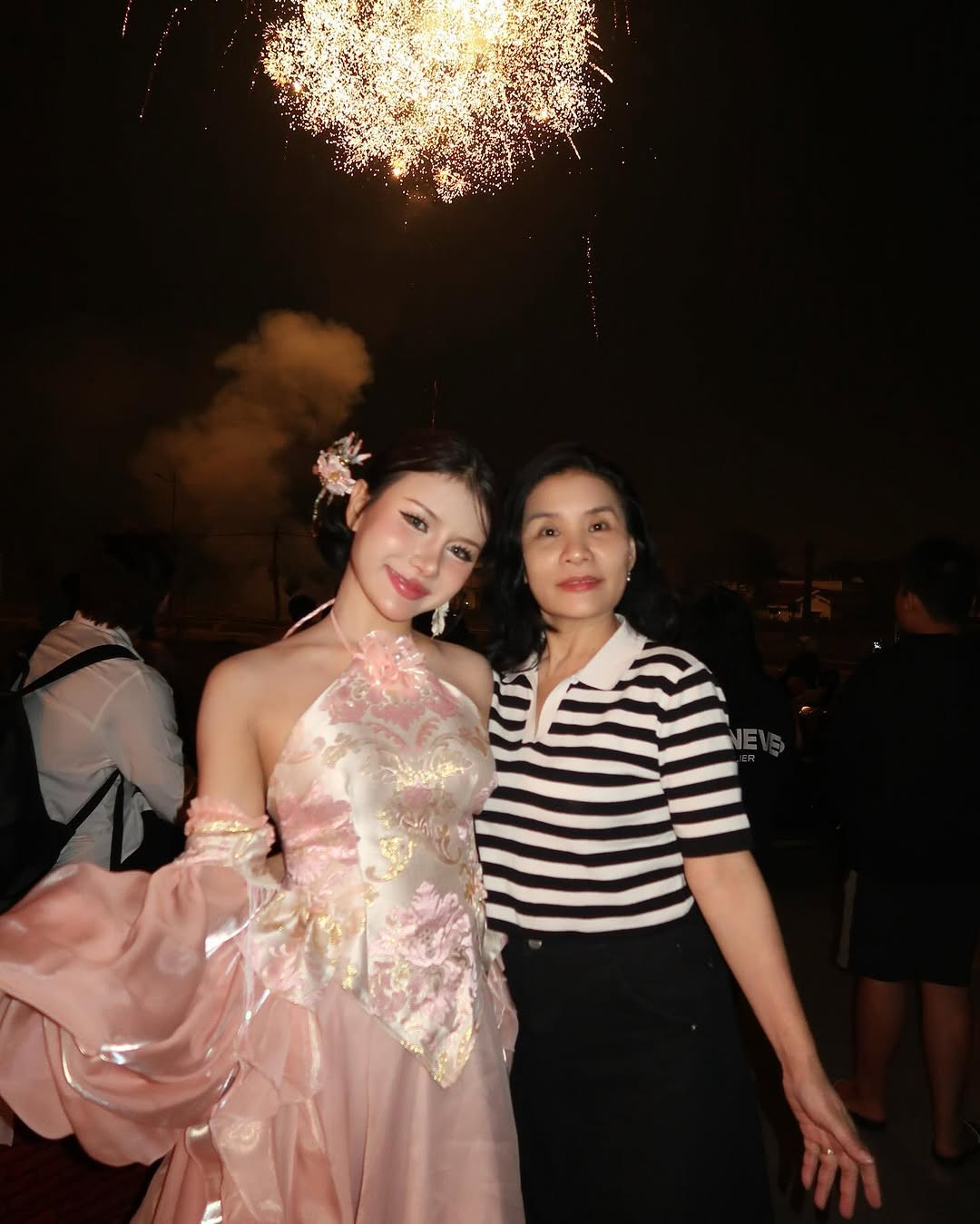 Xuân Ca trong loạt ảnh diện yếm chào xuân xinh đẹp, rạng rỡ bên gia đình.