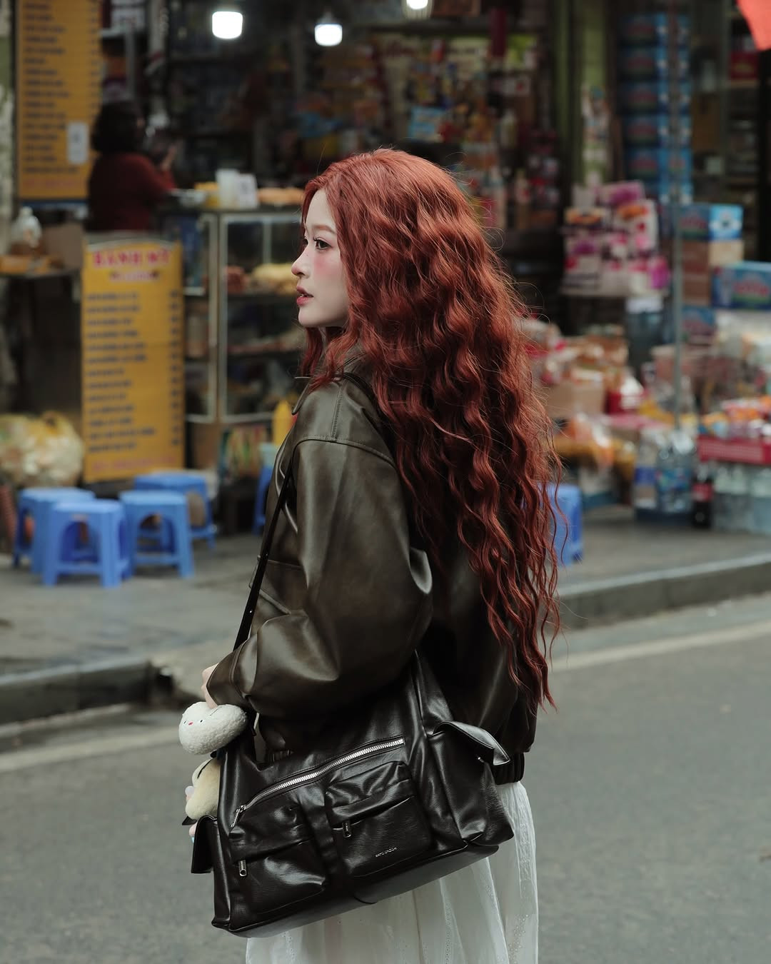 Trong bộ ảnh mới được đăng tải, Chao xuất hiện với mái tóc xoăn sóng màu đỏ cam nổi bật, được buông xõa tự nhiên.