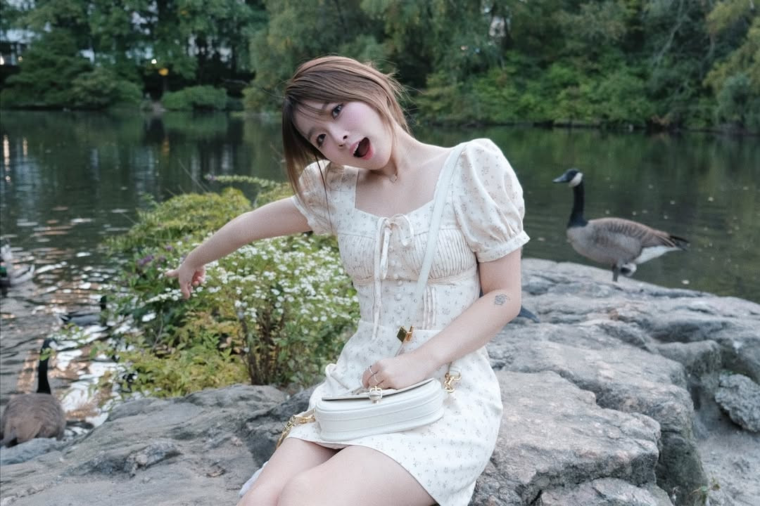 Cô nàng cũng không ngại thử mình với nhiều phong cách khác nhau.