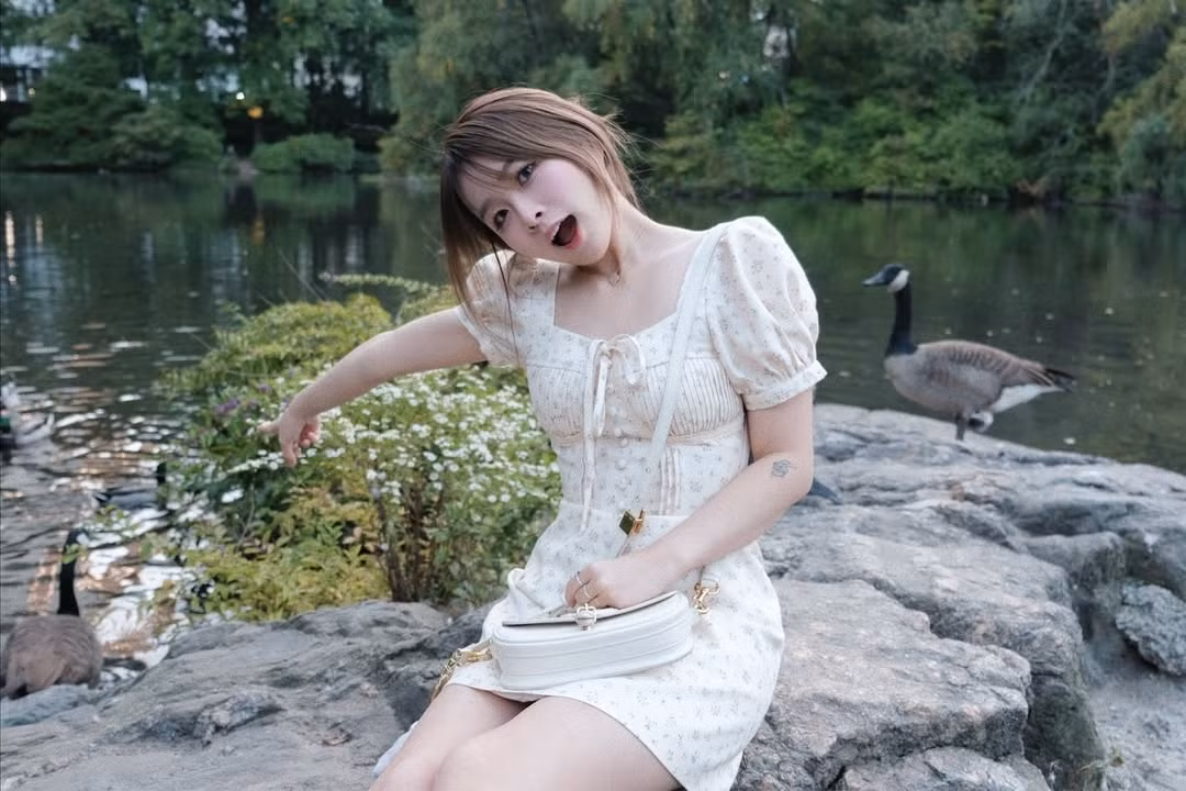 Cô nàng cũng không ngại thử mình với nhiều phong cách khác nhau.