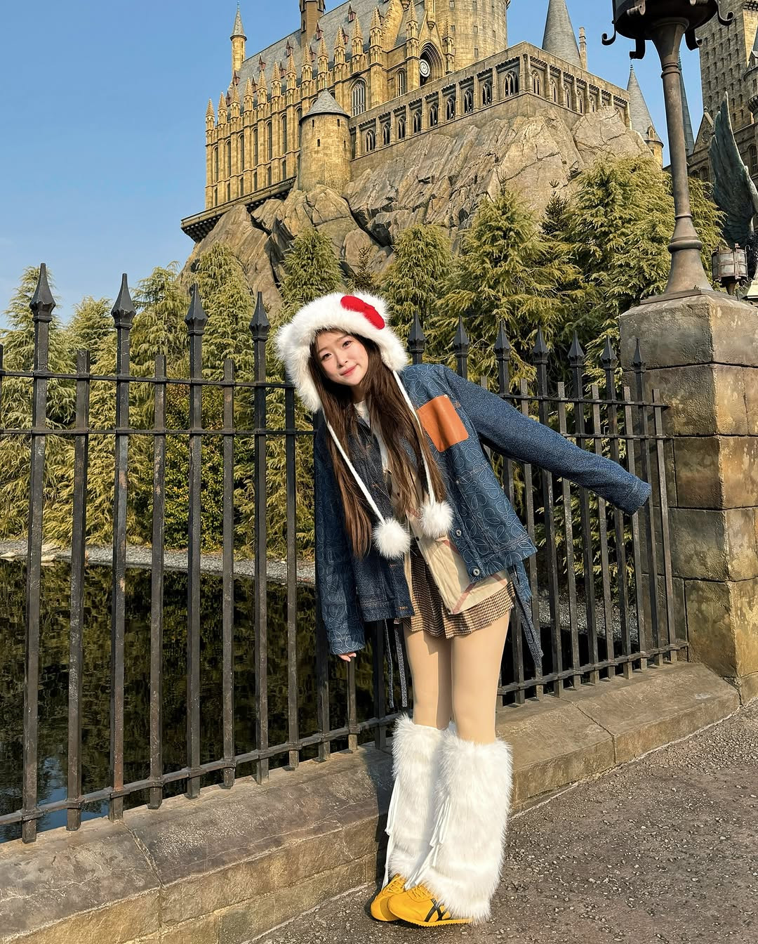 Chao có tên đầy đủ Nguyễn Châu Anh, sinh năm 2003, cô nàng được biết đến với những video từ thời học cấp 3 với cuộc sống tiểu thư sang chảnh, được tài xế đón đưa đi học hàng ngày đến trường quốc tế có học phí đắt đỏ.