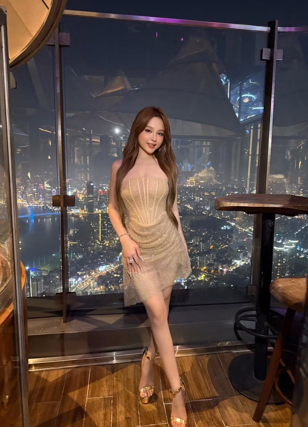 Dù là trên du thuyền hay trong những buổi tiệc xa xỉ, cô vẫn luôn giữ vững phong thái của một "phú bà" chính hiệu, khẳng định sức hút không hề giảm sút theo thời gian.