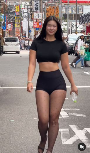 Cô nàng trong video là Sika Cheng - nàng hot girl mạng xứ Trung sở hữu gần 2 triệu người theo dõi trên trang cá nhân.