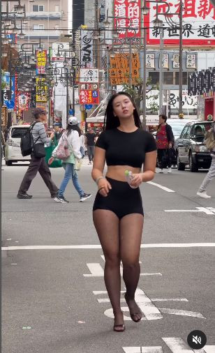 Sika sở hữu chiều cao 1m79 với cân nặng là 85 kg. Số cân nặng của cô nàng mới được cập nhật lại thời gian gần đây, trước đó, cân nặng của cô nàng chỉ chạm ngưỡng 80kg.