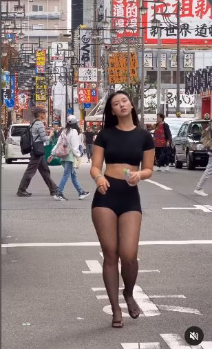 Sika sở hữu chiều cao 1m79 với cân nặng là 85 kg. Số cân nặng của cô nàng mới được cập nhật lại thời gian gần đây, trước đó, cân nặng của cô nàng chỉ chạm ngưỡng 80kg.