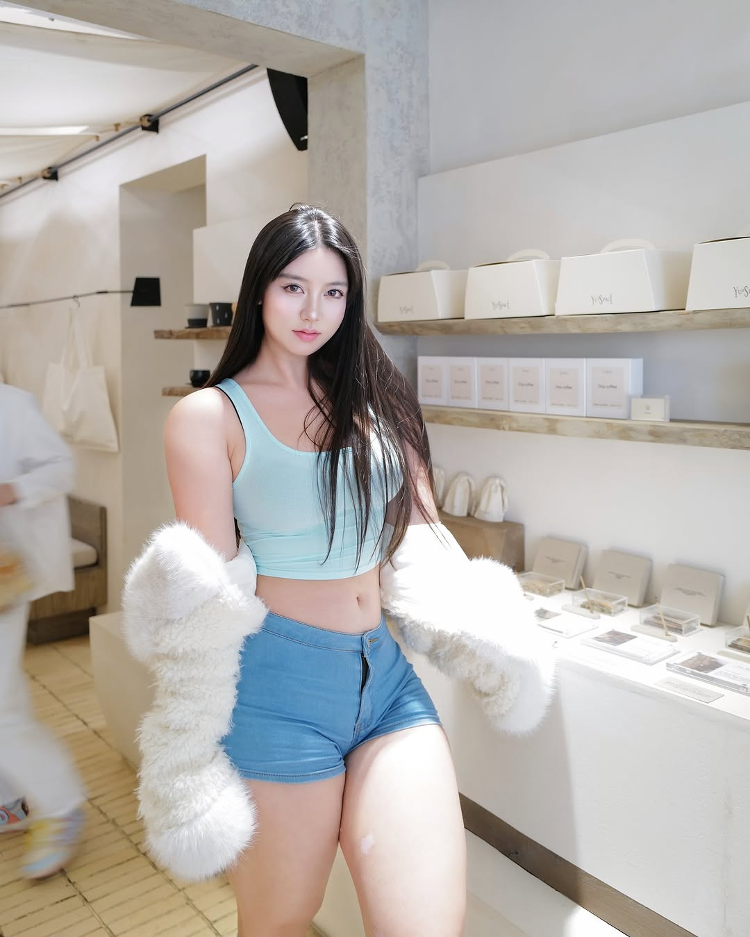 Cô nàng cũng thường lựa chọn những trang phục ôm sát để khoe được hình thể.