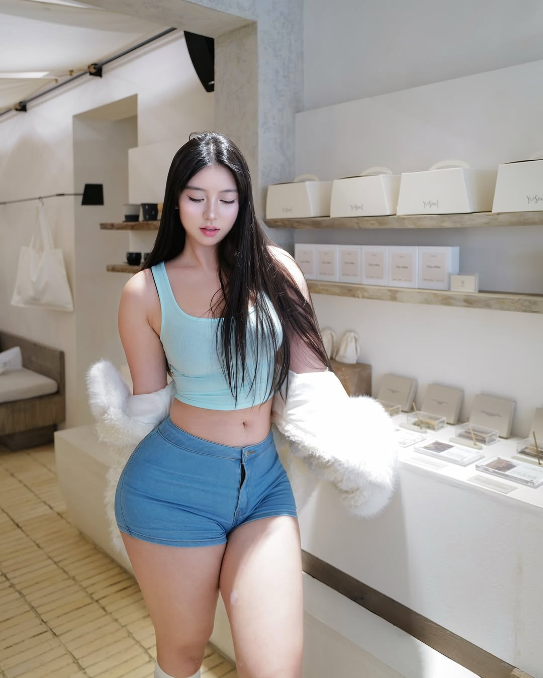 Để có được vóc dáng như hiện tại, nữ người mẫu phải khá nghiêm khắc trong việc quản lý chế độ tập luyện và ăn uống.