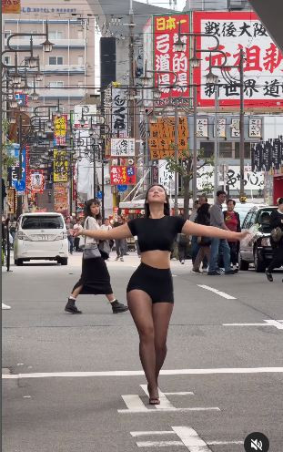 Trong video, cô nàng diện áo crop top đen, kết hợp cùng quần short siêu ngắn ôm trọn lấy đường cong cơ thể. Từng bước đi phóng khoáng, tự tin thu hút không ít ánh nhìn của người qua đường xung quanh.