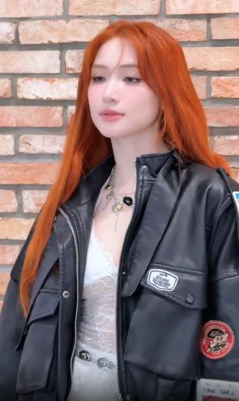 Cùng với đó, cô nàng diện thiết kế váy ren ôm phía trong, kết hợp cùng với những phụ kiện đậm chất cá tính khác.